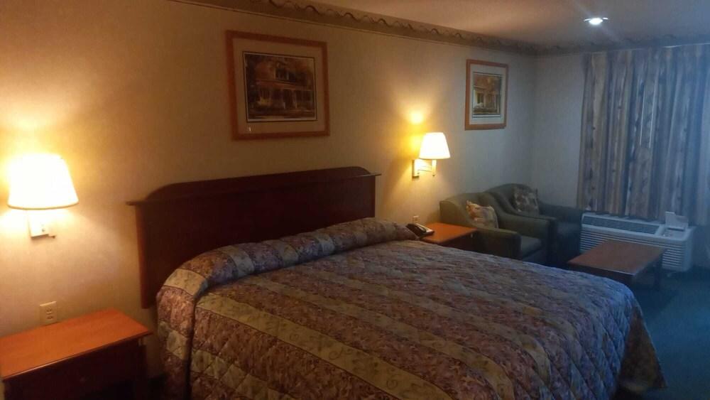 Traveler Inn and Suites photo 6