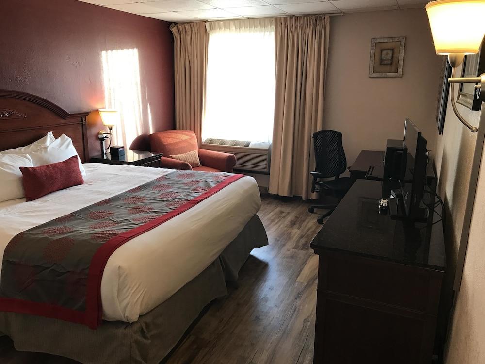 Ramada by Wyndham Albert Lea photo 9
