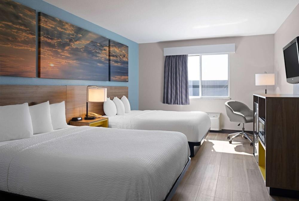Days Inn by Wyndham Neenah photo 14