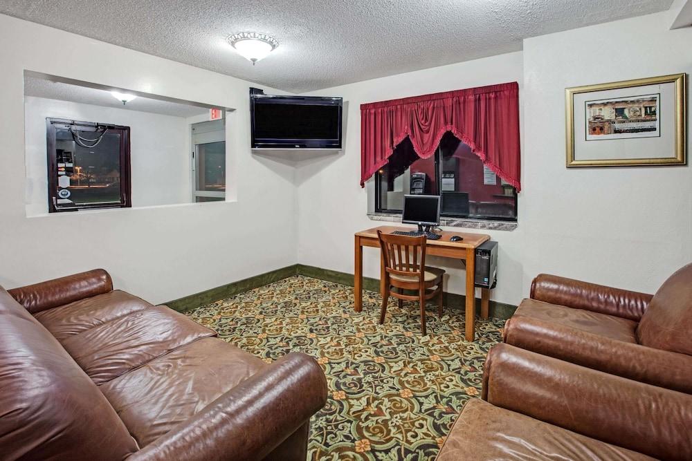 Super 8 by Wyndham Crystal Lake photo 17