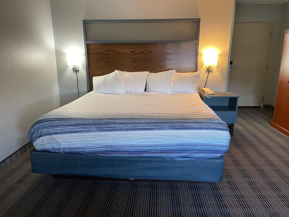 AmericInn by Wyndham Ladysmith photo 4