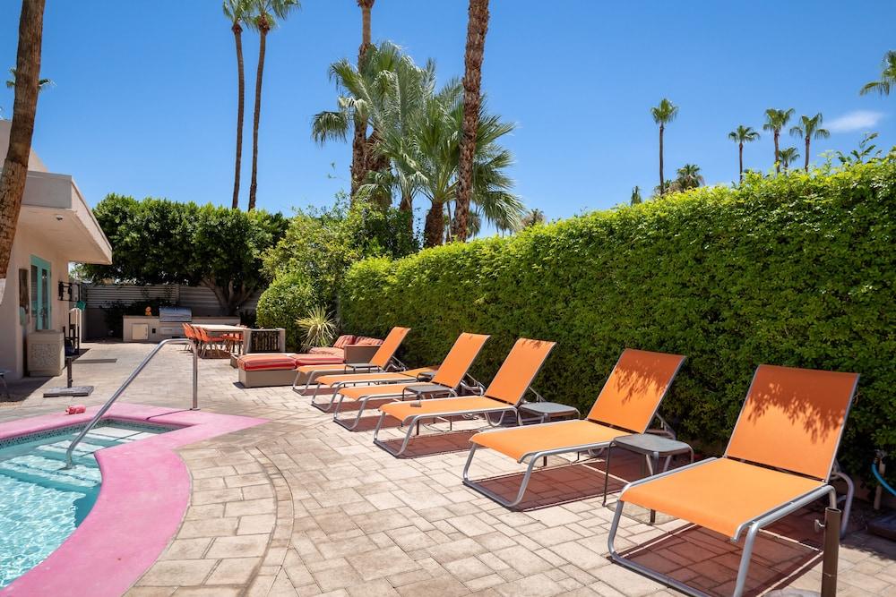 Poolside Fun King Suite photo 2