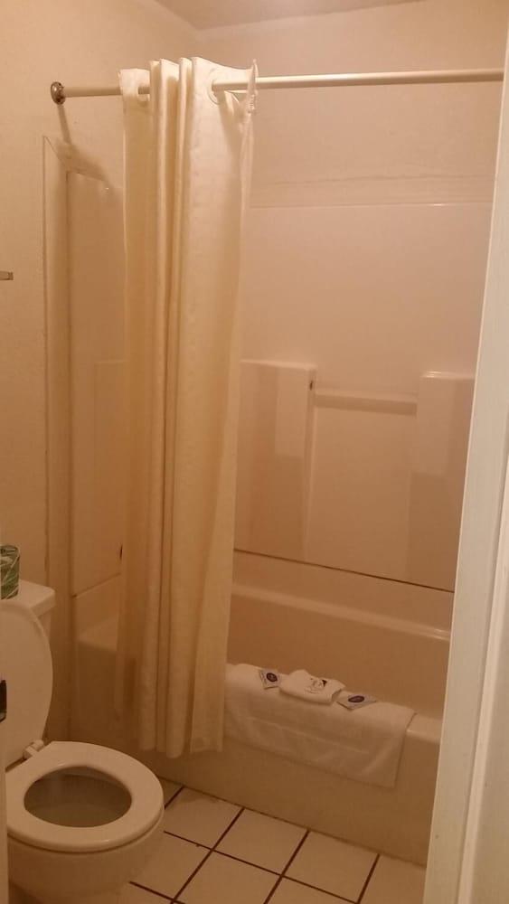 Americas Best Inn Brinkley photo 9