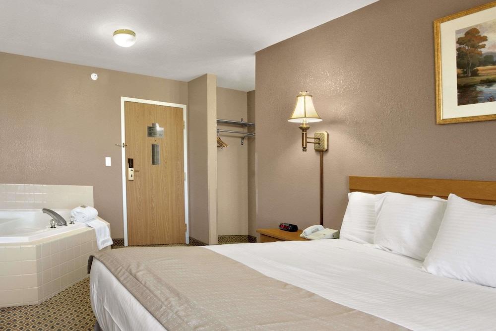 Baymont by Wyndham Jacksonville photo 15