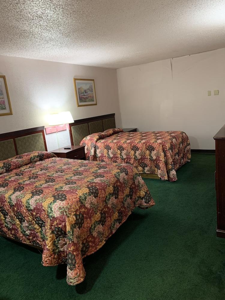 Travelers Inn photo 8