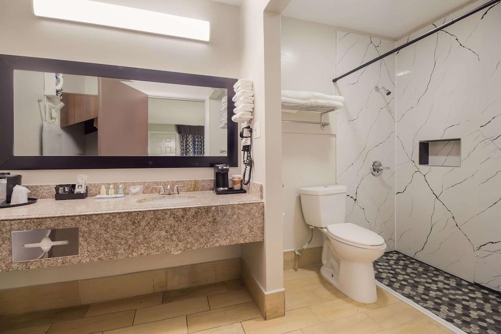 Quality Inn Madisonville photo 30