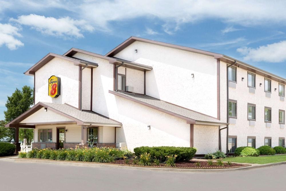 Super 8 by Wyndham Boone photo 1