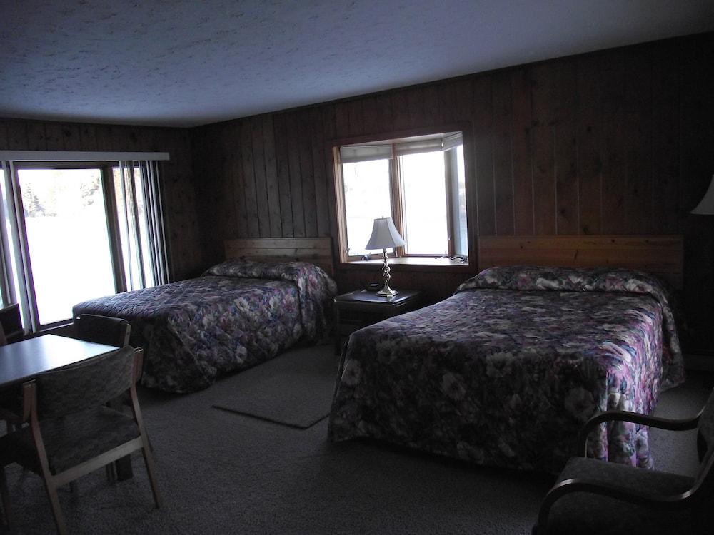 M22 Inn Suttons Bay photo 3