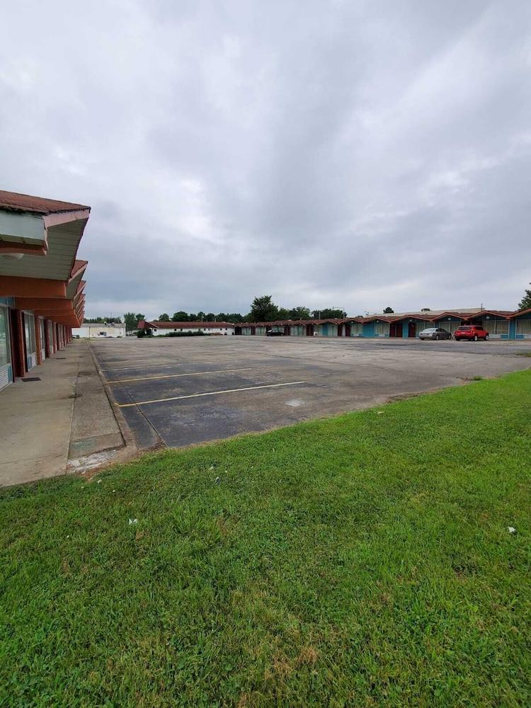Gray Plaza Motel photo 32
