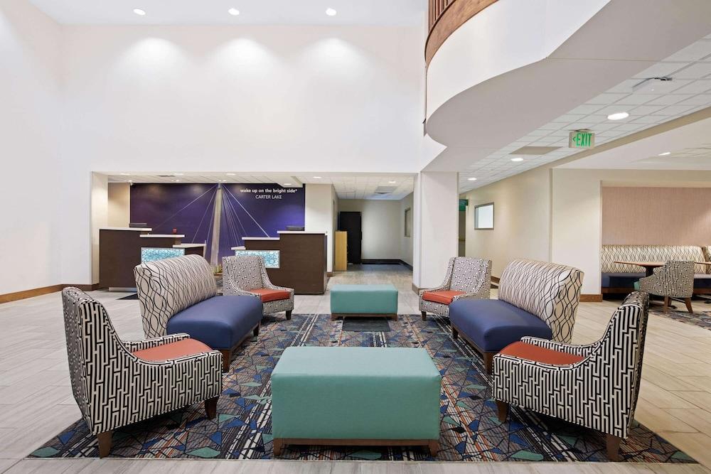 La Quinta Inn & Suites by Wyndham Omaha Airport Downtown photo 4
