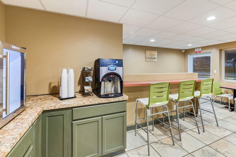 Econo Lodge Inn And Suites photo 27