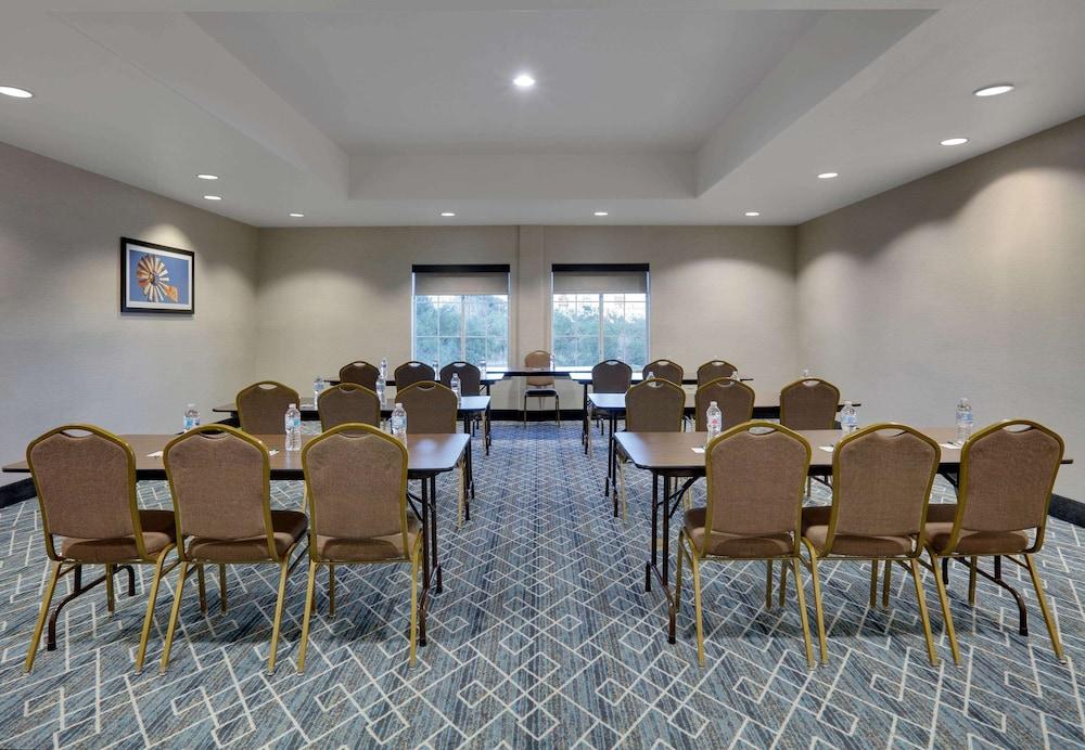 La Quinta Inn & Suites by Wyndham Big Spring photo 65