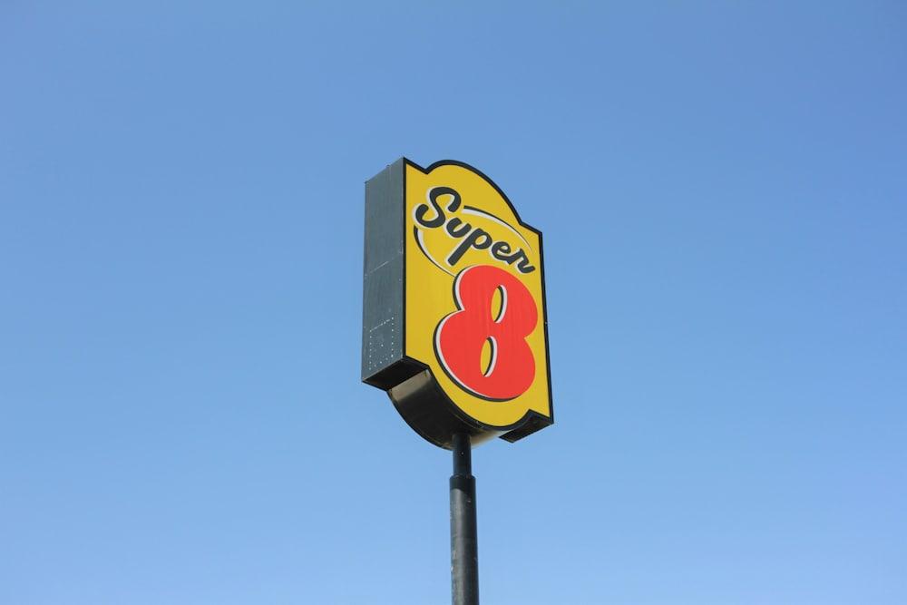 Super 8 by Wyndham Wells photo 36
