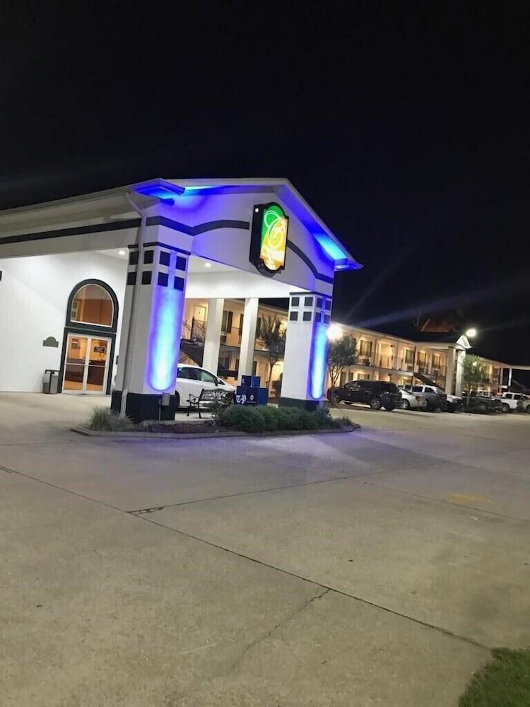 Cypress Inn — hotel in Luling