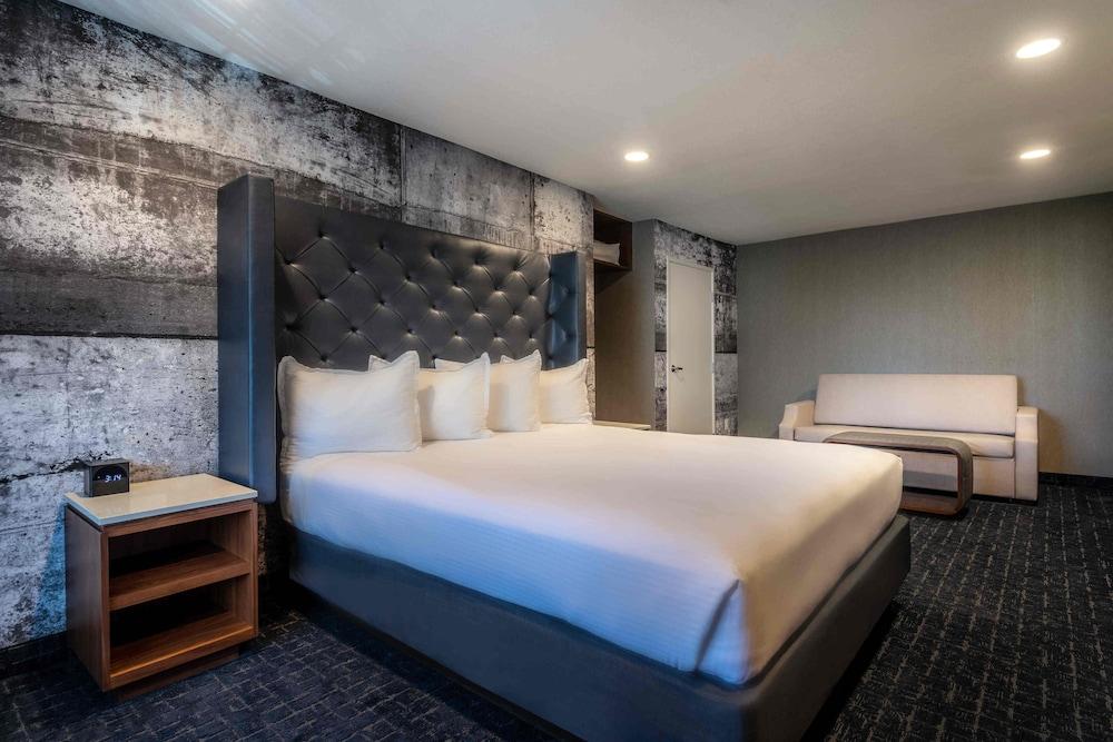 Anaheim Camelot Inn & Suites photo 20
