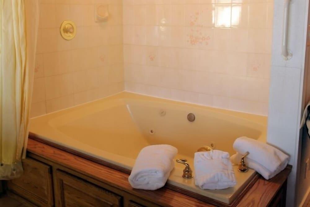Sybaris Pool Suites Mequon photo 39