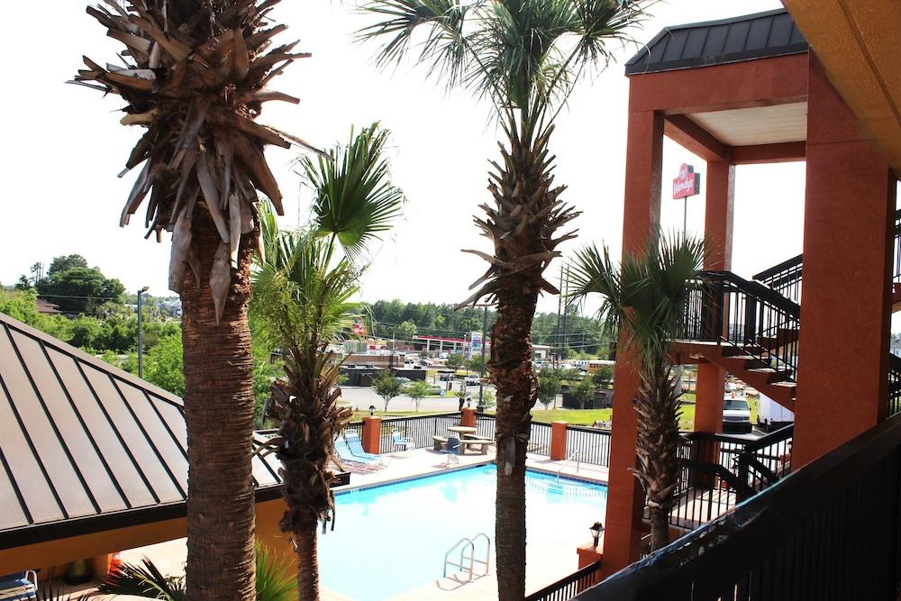 HomeTown Inn & Suites photo 37