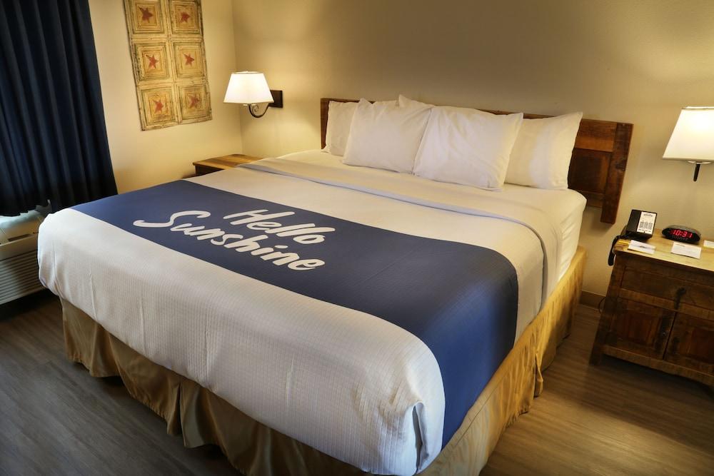 Days Inn & Suites by Wyndham Llano photo 17