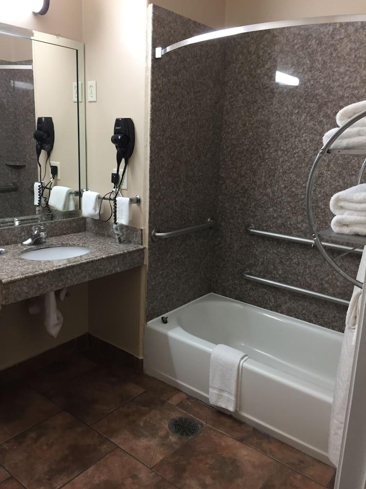 Scottish Inn & Suites photo 27