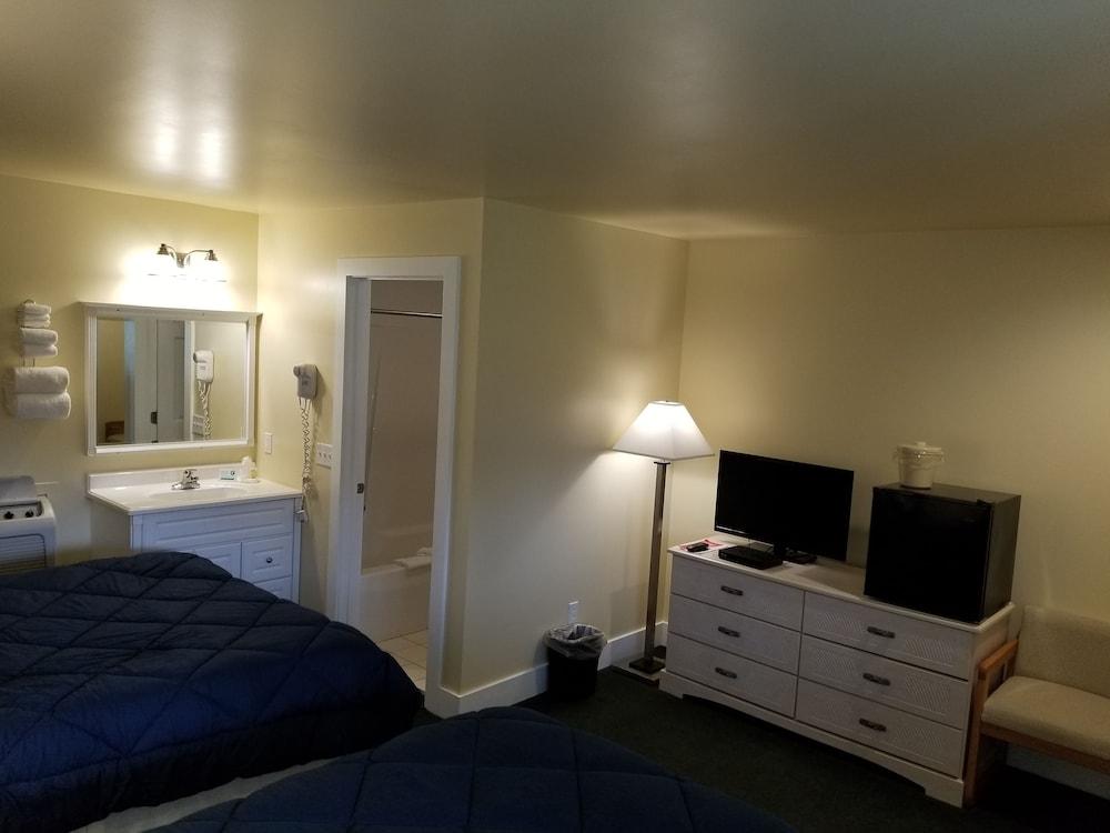 Captain's Quarters Motel photo 50