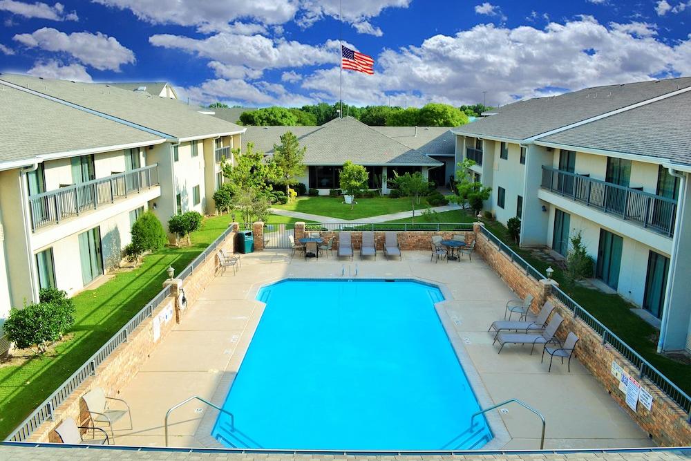 Ashmore Inn and Suites photo 3