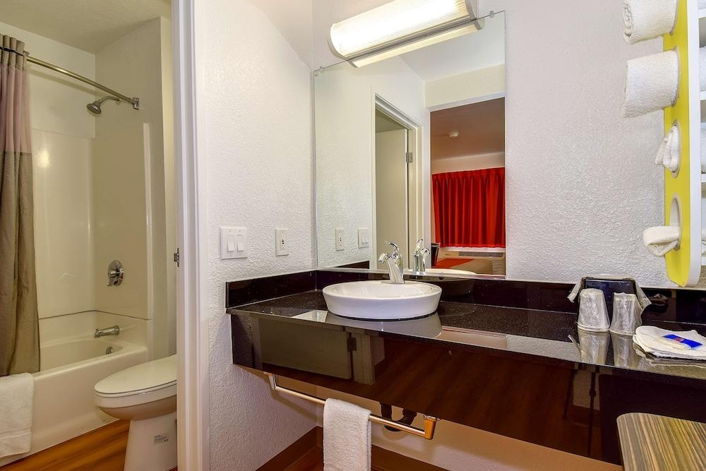 Motel 6 Riverside, CA - South photo 16