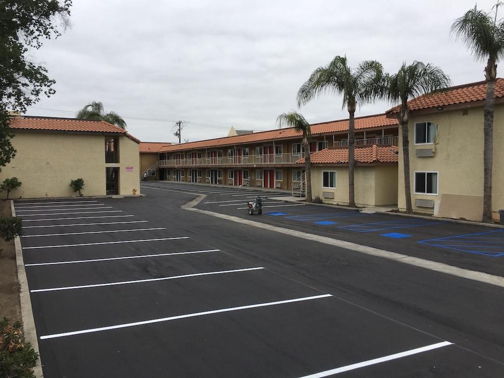 Baymont by Wyndham Bakersfield photo 9