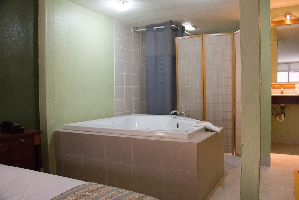 Cocomo Inn and Suites photo 9