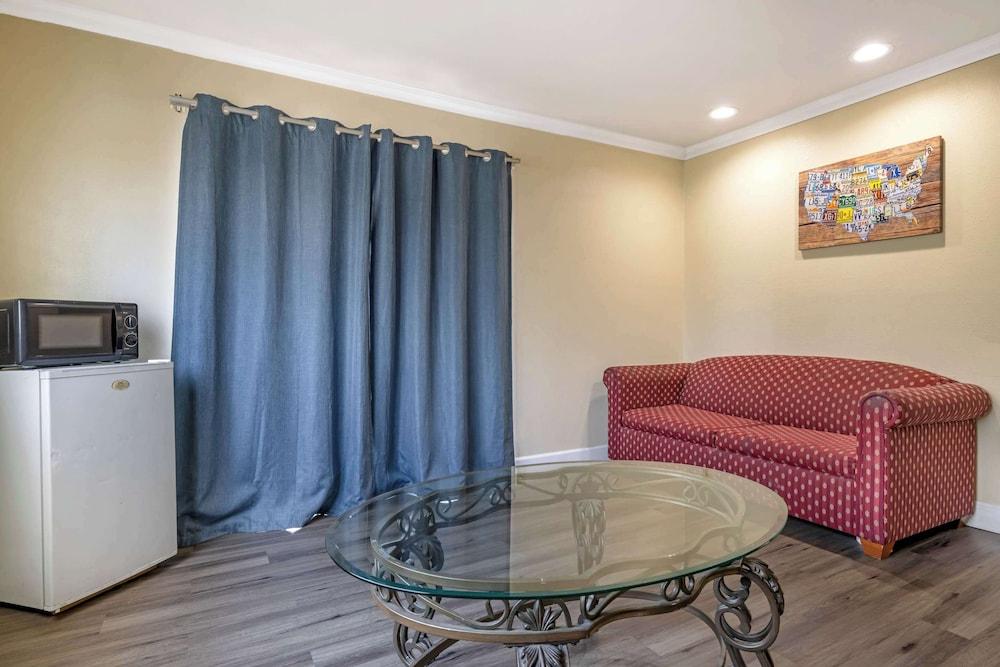 Econo Lodge Moreno Valley photo 22