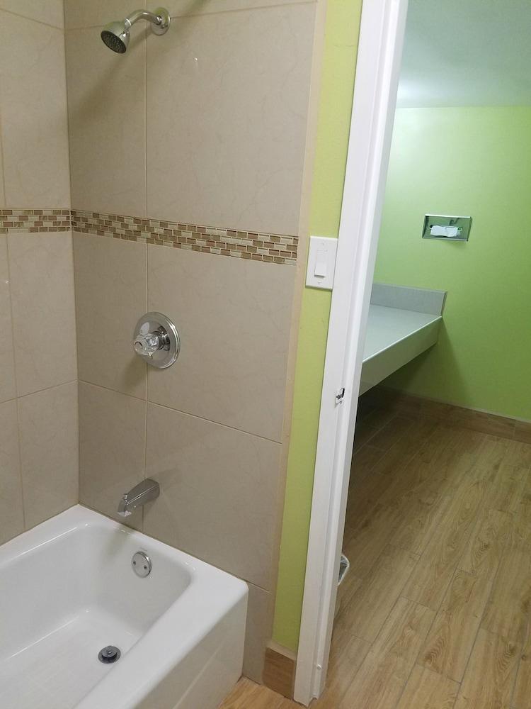Frontier Motel photo 10