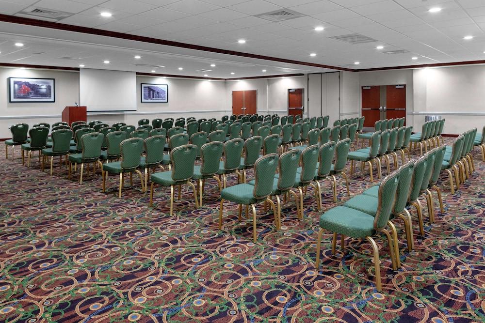 Hampton Inn Woodbridge photo 38