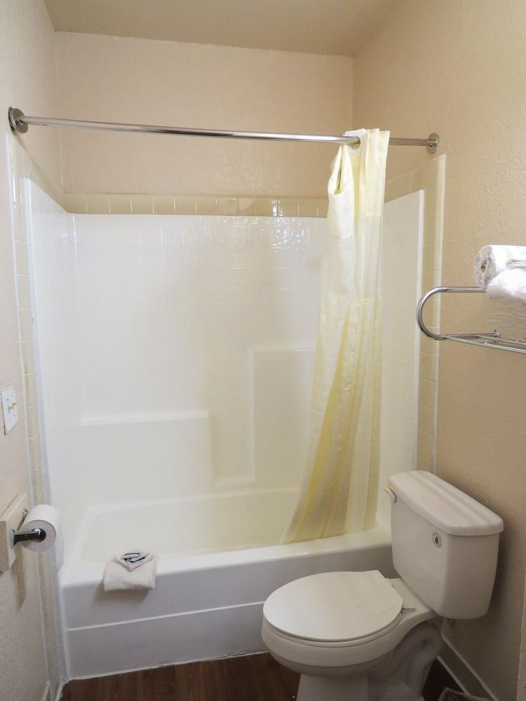 Executive Inn and Suites photo 12