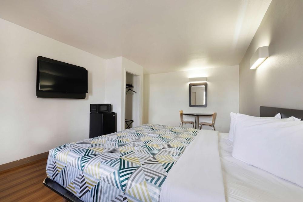 Motel 6 Beaumont, TX photo 17