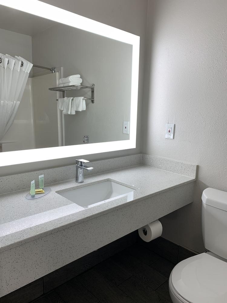 Days Inn by Wyndham Sulphur Springs photo 35