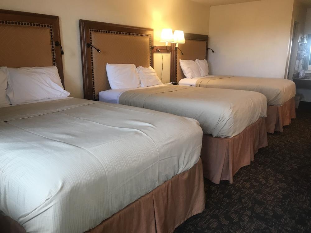 Travelers Inn & Suites photo 5