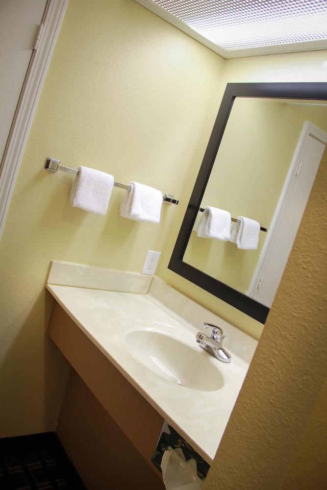 Relax Inn & Suites photo 17