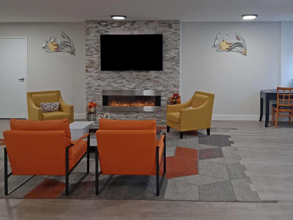Clarion Pointe Evansville North photo 28