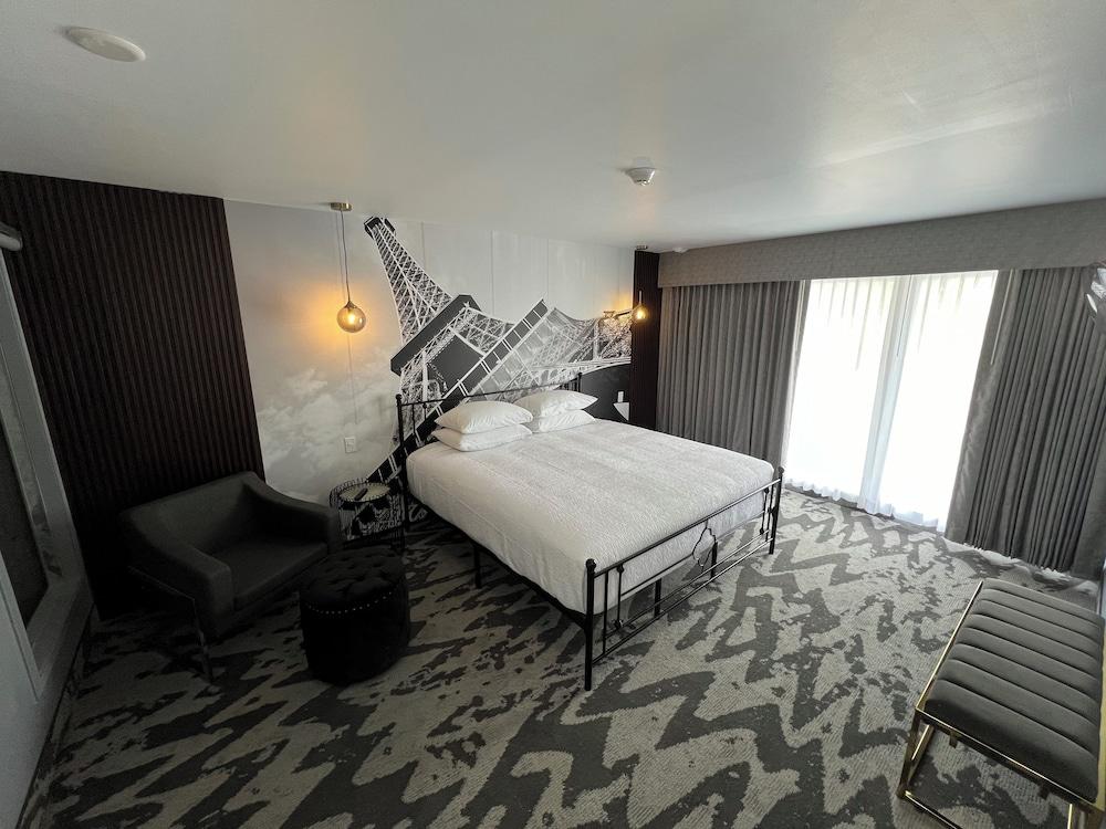 Lighthouse Inn & Suites photo 9