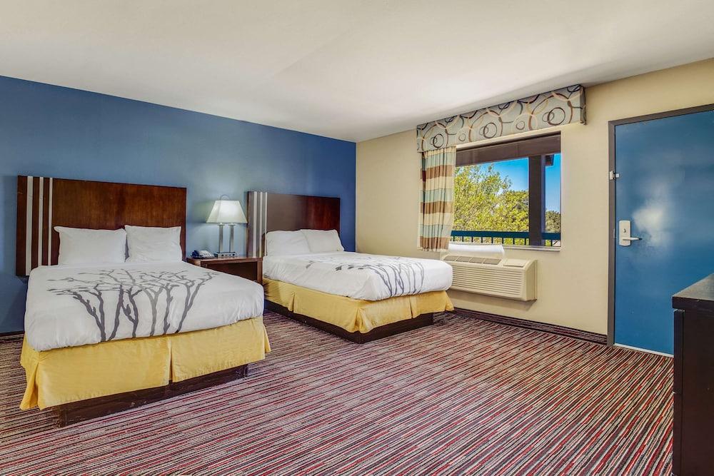 Econo Lodge Inn & Suites Enid South photo 24
