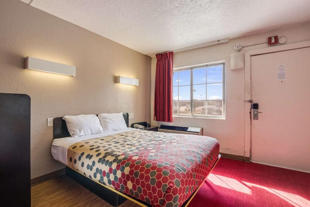 Econo Lodge Inn & Suites photo 16