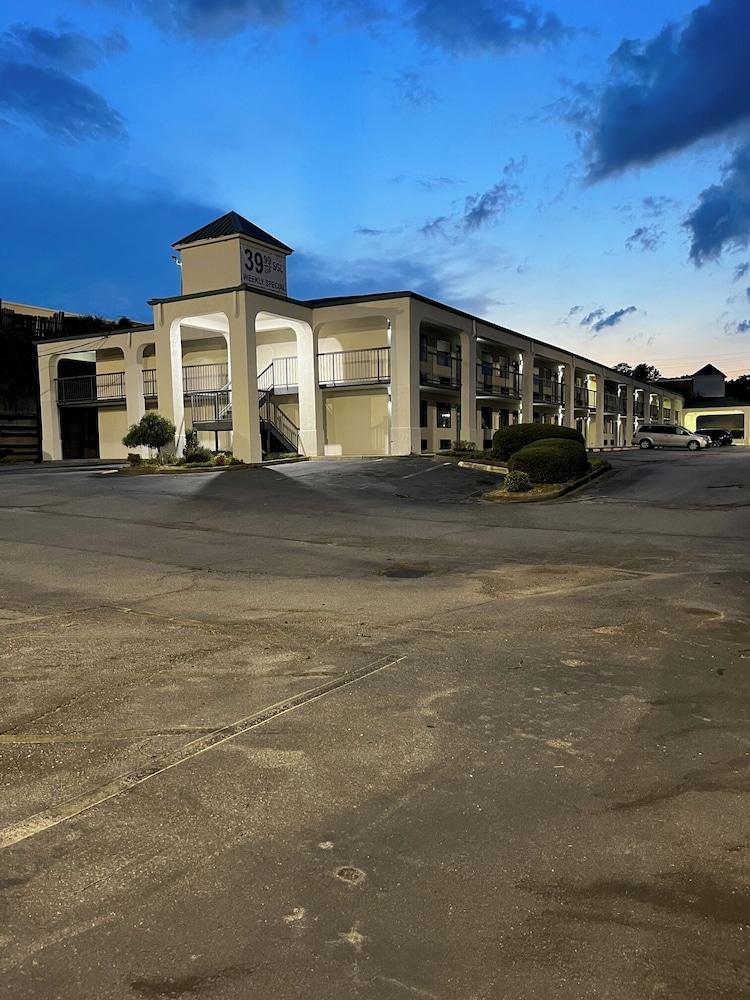 HomeTown Inn & Suites photo 4