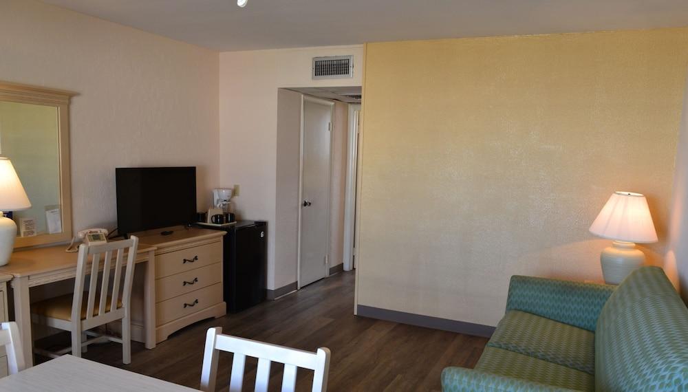 Royal Hawaiian Motel photo 17