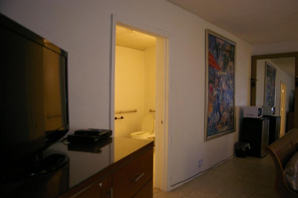 Holiday House Motel photo 10