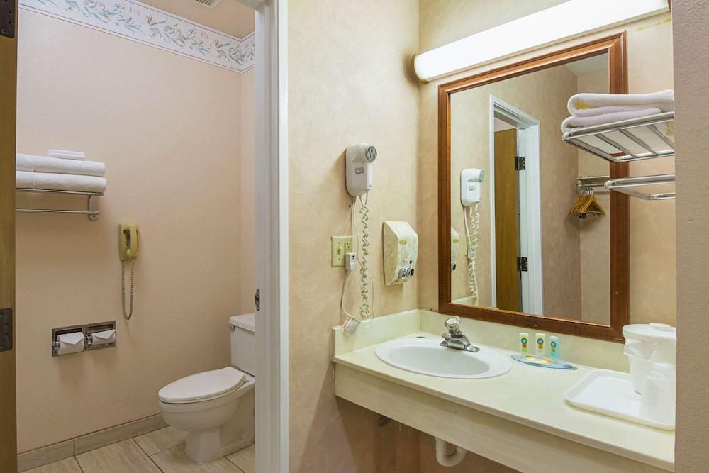 Quality Inn Fresno Yosemite Airport photo 2