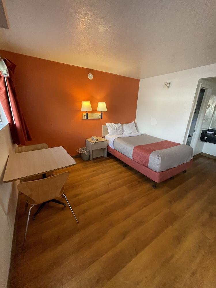 Travelodge by Wyndham Brattleboro VT photo 9