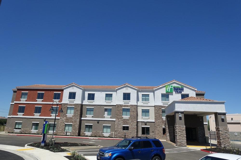 Holiday Inn Express & Suites Brentwood by IHG photo 1
