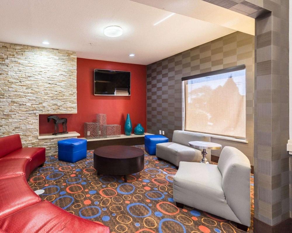 Econo Lodge Inn & Suites East photo 4