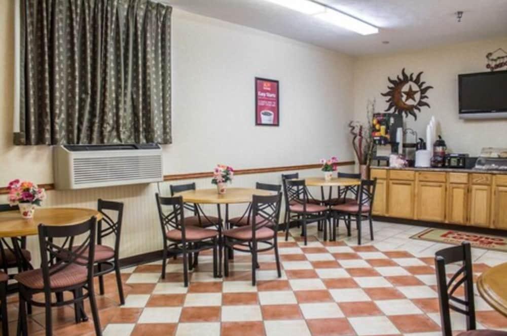 Econo Lodge Kent - Akron West photo 46