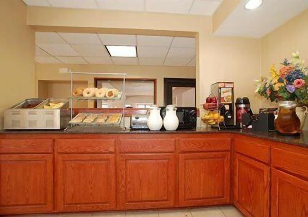 Comfort Suites Fairgrounds West photo 55