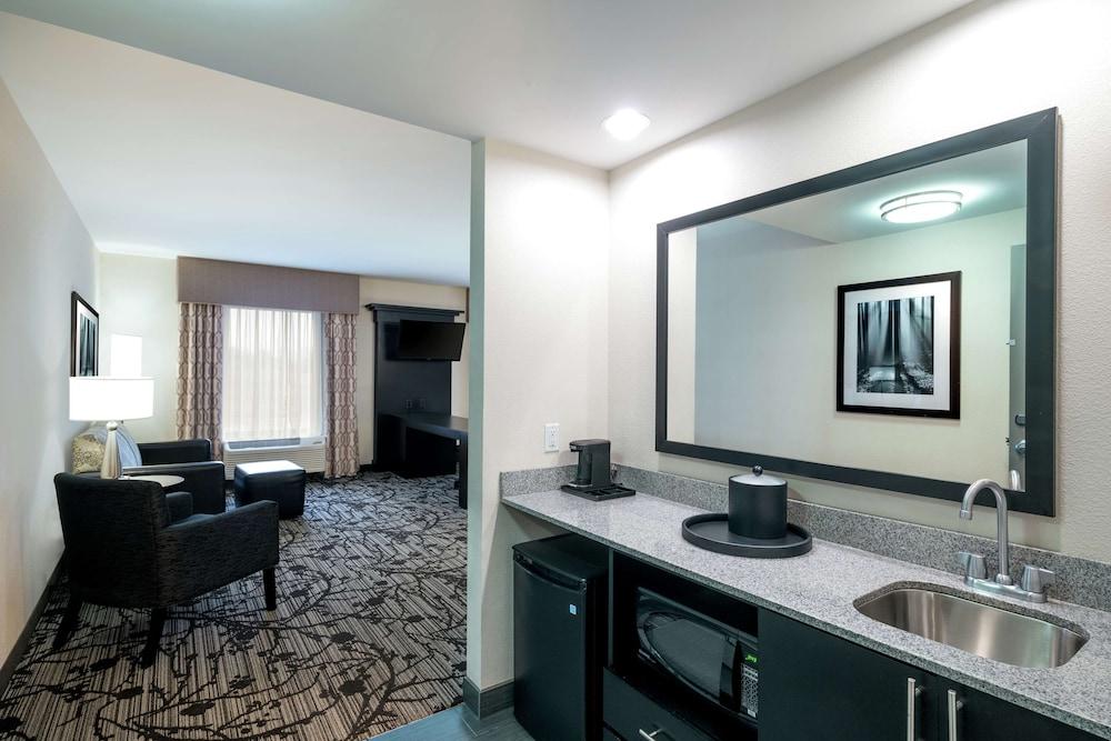 Hampton Inn & Suites Roanoke Airport photo 21